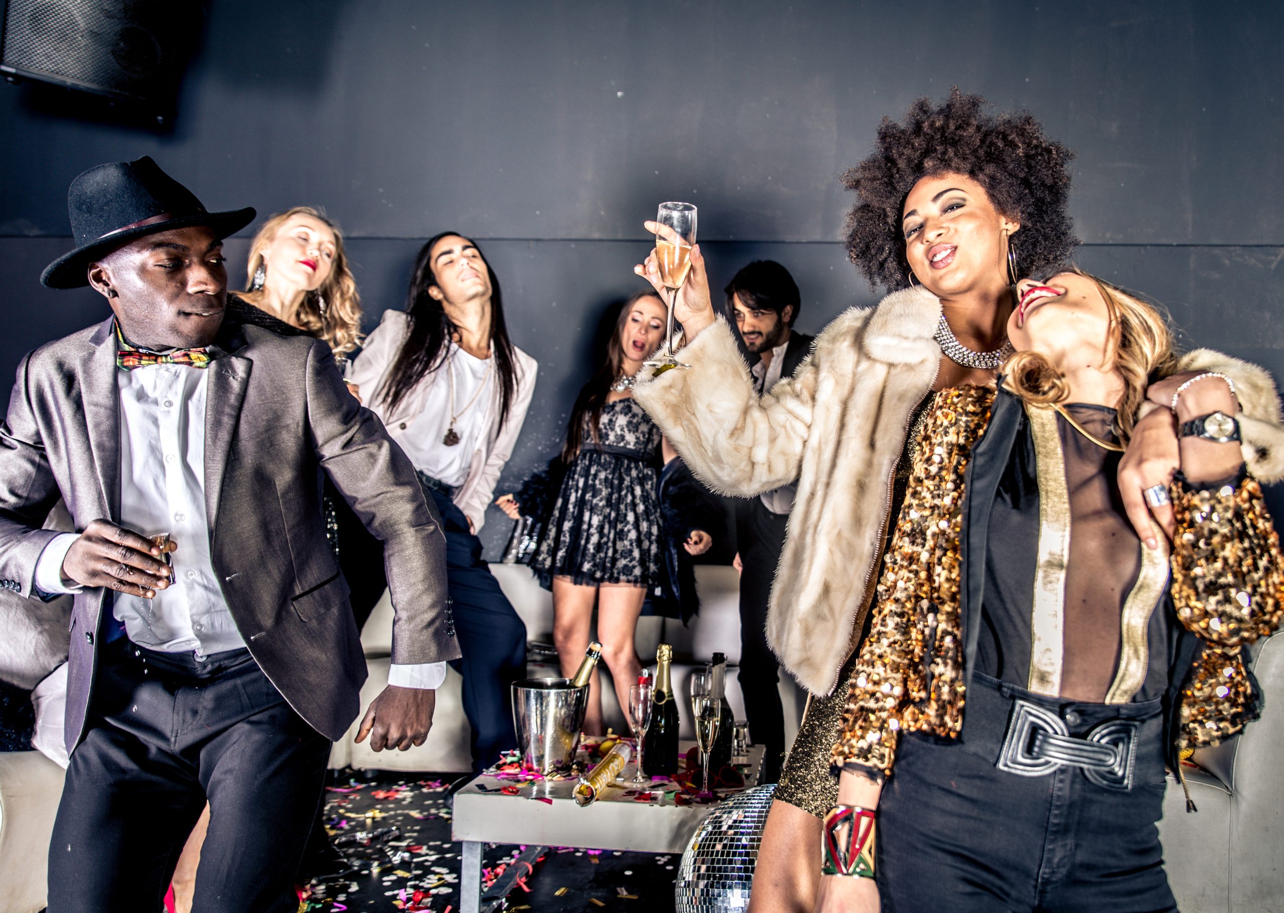 Groupe multi-ethnique d'amis célébrant dans une discothèque - Clubbers faisant la fête
